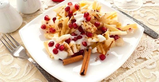 Салат из груши и сыра с гранатом