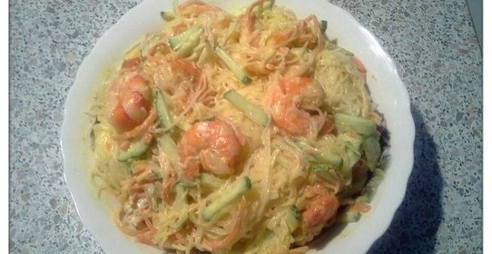 Салат с фунчозой и креветками