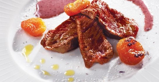 Филе говядины с сушеными абрикосами и соусом из красной фасоли