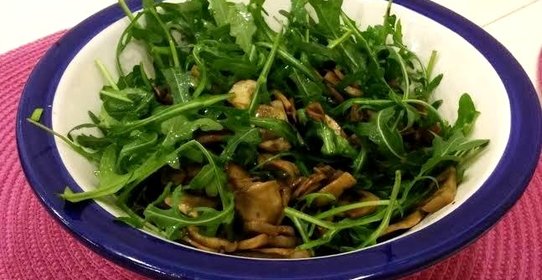 Жареные шампиньоны в соевом соусе с рукколой