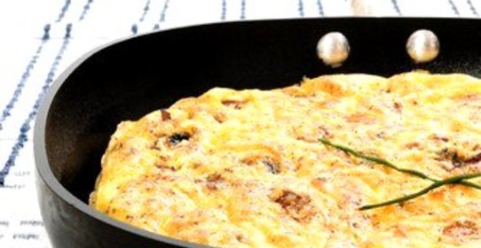 Омлет с куриной печенью и помидорами