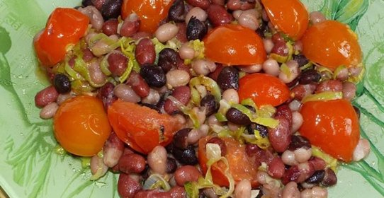 Фасоль с томатами и луком-порей