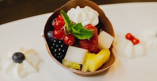 Фруктовый десерт в шоколадных корзиночках