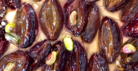 Клафути со сливами и шоколадом