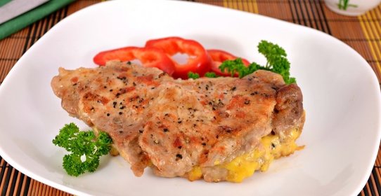 Стейк из свинины с сыром в микроволновке