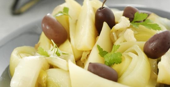 Салат из лука-порея с оливками
