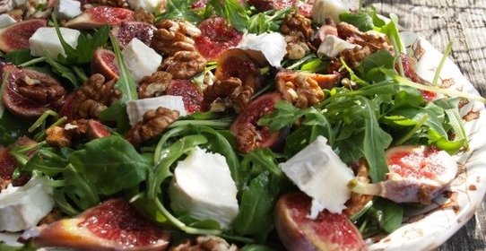 Салат с сыром и грецким орехом