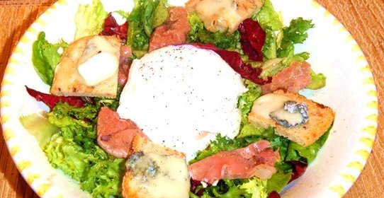 Теплый салат с пармской ветчиной, яйцом пашот и козьим сыром