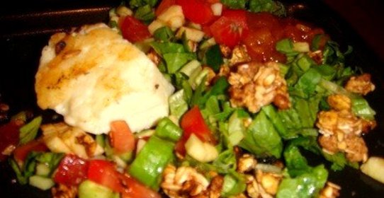 Зеленый салат с жареным халуми