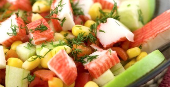 Салат из крабовых палочек, яблока и огурца