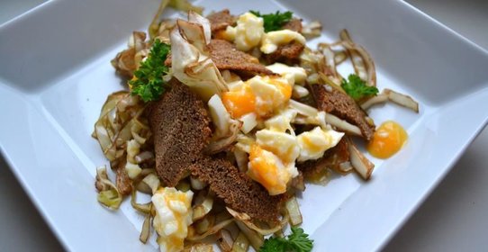 Салат из белокочанной капусты с яйцами в мешочек