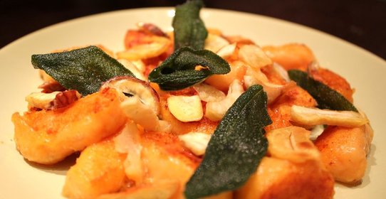 Ньокки из батата с шалфеем и кашта­новой стружкой