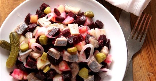 Салат из сельди с овощами и яблоком