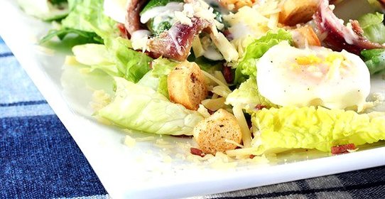 Салат «Цезарь» с анчоусным майонезом