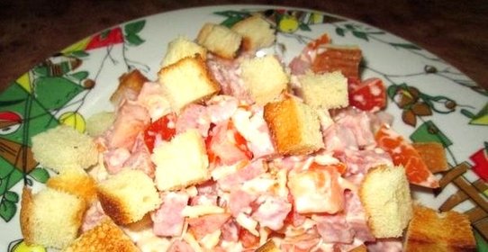 Салат с копченым колбасным сыром