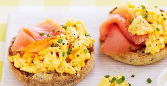 Тосты с яйцом и копченым лососем