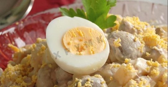 Салат Русь из куриных потрошков с грибами и солеными огурцами