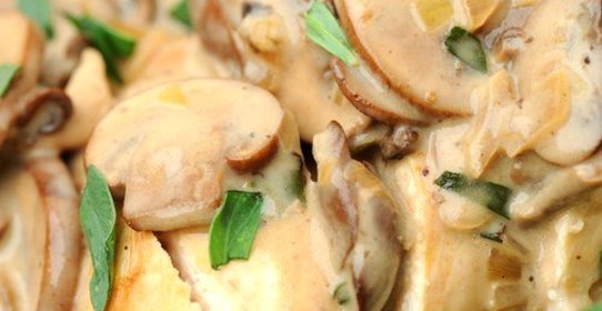 Салат с куриным филе, сыром и орехами