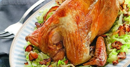 Цесарка с капустой и копченым салом
