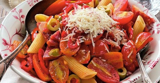 Острый салат с салями и помидорами черри