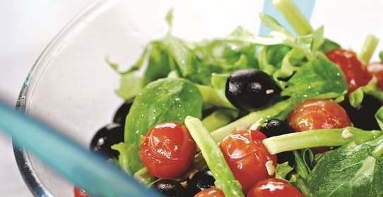 Салат с жареными помидорами и спаржей