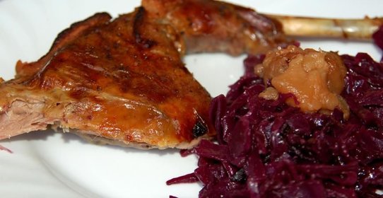 Цесарка с красной капустой и антоновкой