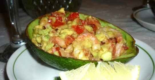 Салат из авокадо и креветок