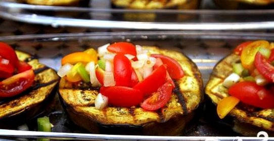 Запеченные баклажаны с сальсой