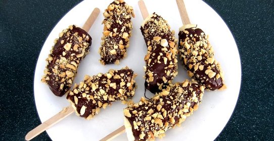 Бананы с орехами в шоколаде