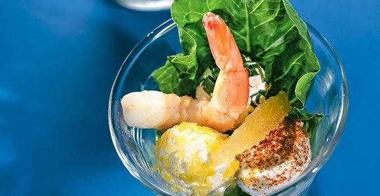 Салат из креветок с творожными шариками