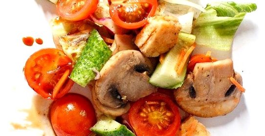 Свежий салат с шампиньонами и адыгейским сыром