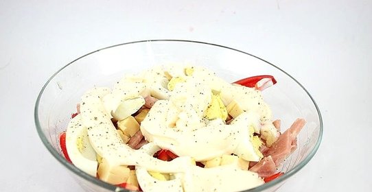 Салат с помидорами, ветчиной и сыром