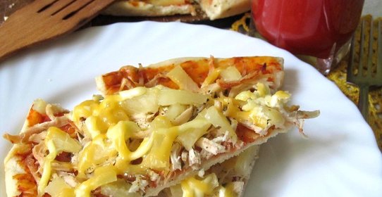Пицца с курицей и ананасами
