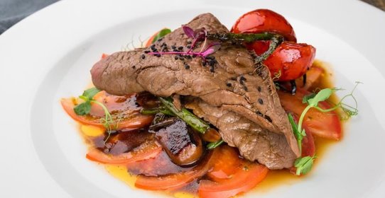 Теплый салат с говядиной в паназиатском стиле