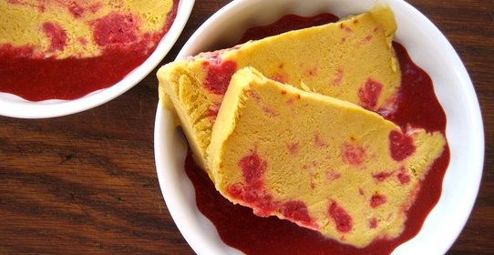 Клубничный гаспачо с семифреддо из манго, малины и шафрана