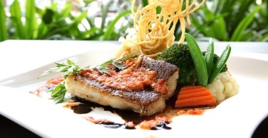 Морской окунь под винным соусом с томатами и перцами