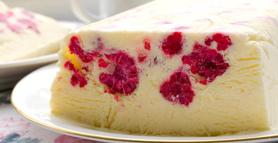 Итальянское мороженое Семифредо с малиной