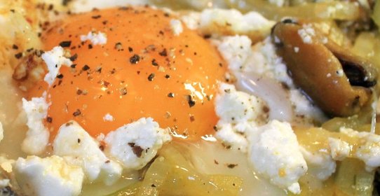 Яичница с мидиями и фетой