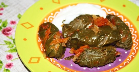 Долма из маринованых виноградных листьев с говядиной