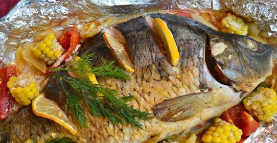 Карп запеченный в сметанном соусе с овощами