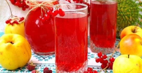 Компот с яблоками, малиной, калиной и айвой