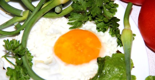 Яичница со стрелками чеснока