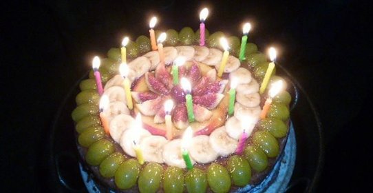 Торт Ко дню Рождениясо сливочно-творожным кремом и фруктами