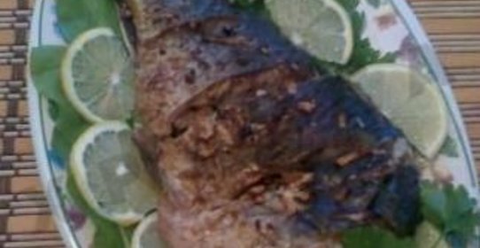 Карп запеченный с айвой