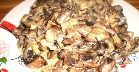 Вешенки жареные с луком и сметаной