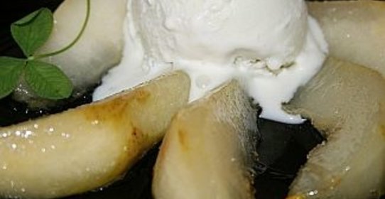 Жареные груши с мороженым из голубого сыра
