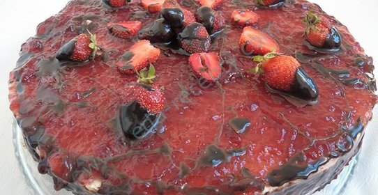 Бисквитный торт Кудряшка со сливками клубникой и шоколадом