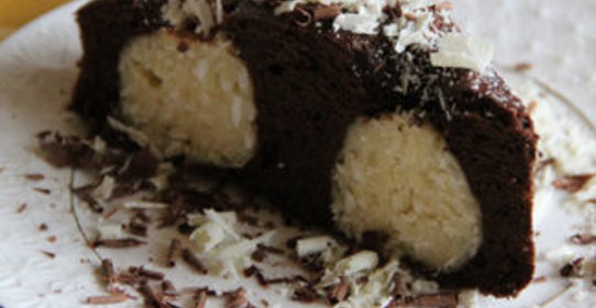 Шоколадный пирог с творожно-кокосовыми шариками