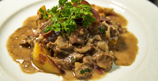 Ягненок с айвой в винном соусе