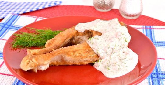 Жареные стейки толстолоба со сметанно-томатным соусом